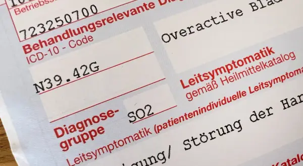 Medizinische Unterlagen zeigen ICD-10-Code N39.42G für überaktive Blase. Dies ist keine Schulphobie, aber eine relevante Diagnose.