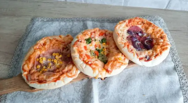 Jak zrobić mini pizze? Sprawdzony przepis na puszyste pizzerinki!