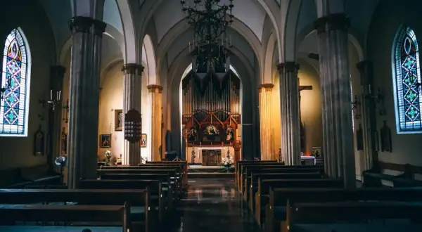 Czy kościół płaci podatek od darowizny? Poznaj ważne informacje