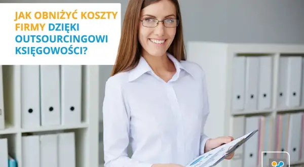 Uśmiechnięta kobieta w okularach trzyma dokumenty. Tekst na zdjęciu: "Jak obniżyć koszty firmy dzięki outsourcingowi księgowości?".