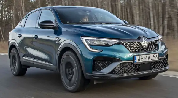 Elegancki, ciemnozielony Renault Arkana na drodze. Sprawdź atrakcyjną renault arkana cena i wybierz swój wymarzony model.