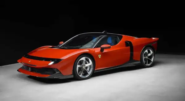 Iconica Ferrari 849 Testarossa arancione, con interni blu, su sfondo scuro.