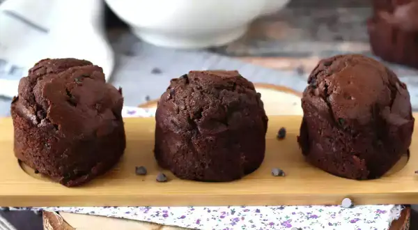 Tre saftiga muffins choklad, perfekta för en fika.