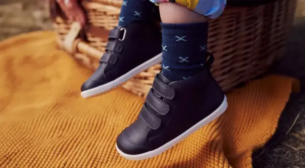 Ciemne, wysokie buty na rzepy, rozmiar 20, idealne na jesienne przygody.