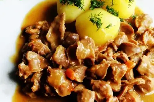 Gulasz z żołądków drobiowych: przepis na miękkość i idealny sos