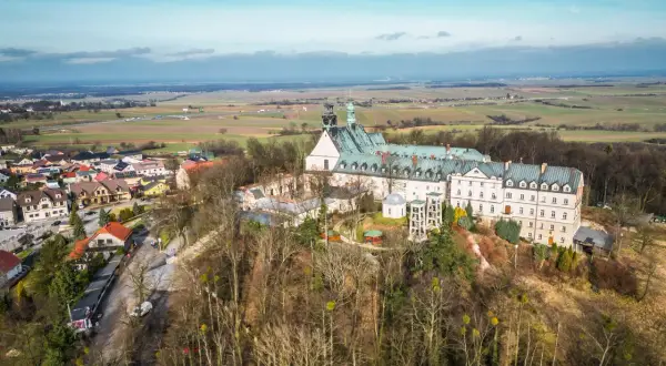 Widok z lotu ptaka na Górę Świętej Anny z bazyliką i klasztorem. W dole widać zabudowania i pola.