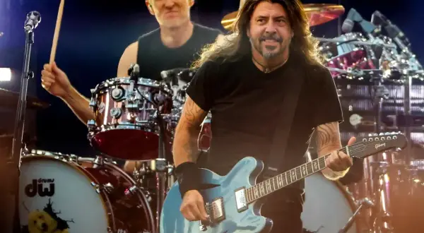 Foo Fighters perkusista Taylor Hawkins w akcji, z Davem Grohlem grającym na gitarze z przodu.