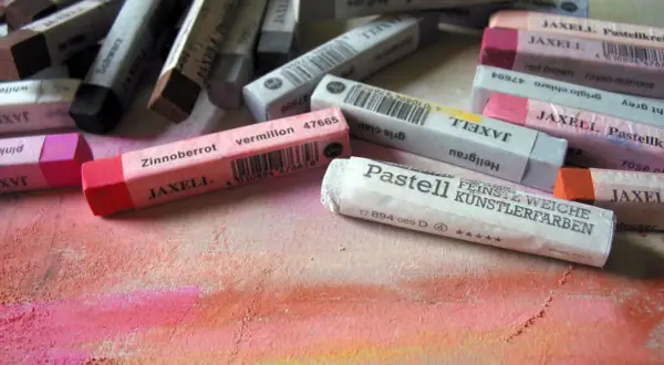 Un tas de bâtons de papier pastel sec aux couleurs vives, prêts à être utilisés pour créer une œuvre d'art vibrante.