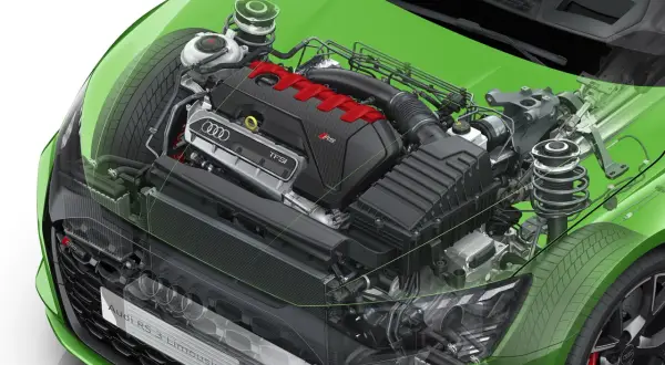 Motore Audi RS 3 Limousine, pronto per il rodaggio auto. Dettagli tecnici e design sportivo in evidenza.