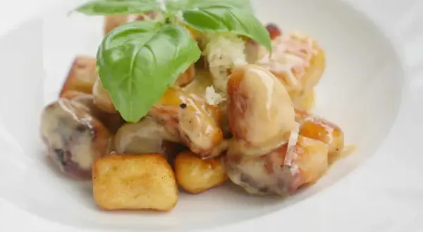 Stekt gnocchi i krämig sås med basilika och parmesan. En härlig rätt som smälter i munnen.