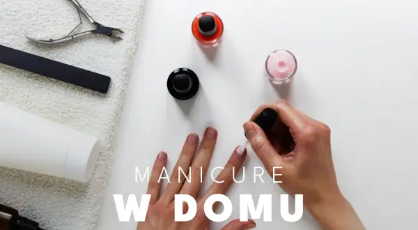 Kobieta wykonuje manicure klasyczny w domu, malując paznokcie lakierem. Obok leżą narzędzia i buteleczki z lakierami.