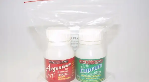 Dwie butelki płynów do czyszczenia: Argentum do srebra i Cuprum do metali kolorowych, w plastikowym opakowaniu.