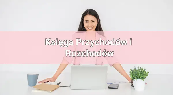 Uśmiechnięta kobieta przy biurku z laptopem i notatkami. Tekst "Księga Przychodów i Rozchodów" na różowym tle.