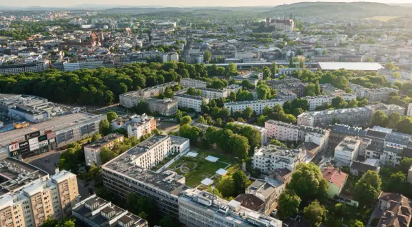 Jak dojechać na Osiedle Szkolne w Krakowie? Praktyczny poradnik