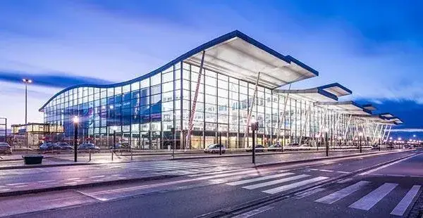 Na jakiej ulicy jest lotnisko we Wrocławiu? Oto dokładny adres!