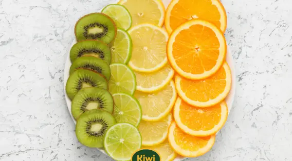 Rodajas de kiwi, limón y naranja en un plato. El kiwi es cítrico, aportando un toque ácido a esta colorida selección de frutas.