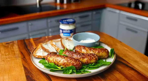Pyszna biała kiełbasa z airfryer, podana z chlebem i majonezem. Idealna na szybki obiad.