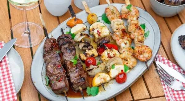 Fleisch- und Garnelenspieße mit Gemüse, ein Festmahl für die besten Grillrezepte.