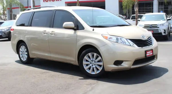 Złoty minivan Toyota Sienna stoi przed salonem Toyota Redlands.