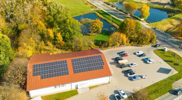 Fotowoltaika i magazyn energii dla szkół i przeszkoli  - czy to dobre rozwiązanie dla gmin?