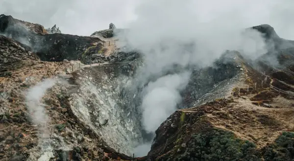 Fumées s'échappant du cratère de la Soufrière, un paysage volcanique spectaculaire et brumeux.