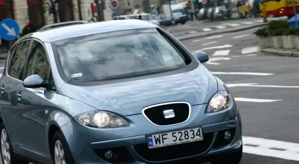 Niebieski Seat Altea 1.9 TDI na ulicy, z widoczną tablicą rejestracyjną WF 52834.