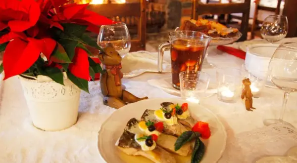Zamawiasz jedzenie do hotelu? Sprawdź zasady i uniknij wpadki!