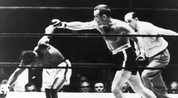 Boxaren Ingemar "Ingo" Johansson, "tigern", levererar en kraftfull högerkrok i en intensiv match.