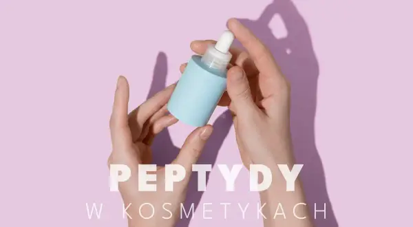 Dłonie trzymające błękitną buteleczkę z pipetką. Napis "PEPTYDY W KOSMETYKACH" sugeruje ich zbawienne peptydy efekty dla skóry.