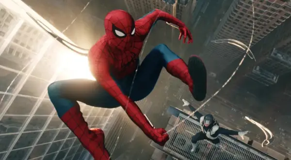 Spiderman w swoim ikonicznym stroju skacze między wieżowcami. Na dole inny przeciwnik w czarno-białym stroju.