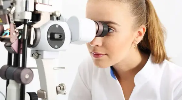 Okulista czy optometrysta? Dowiedz się, kogo wybrać!