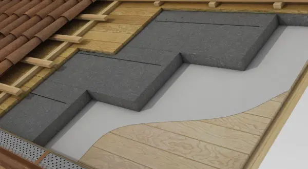 Dettaglio di una copertura ventilata con strati di isolamento, legno e tegole.
