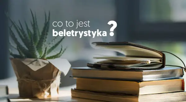 Co to jest beletrystyka? Stos książek i notes z ołówkiem, obok rośliny w doniczce.