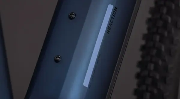 Rama roweru z napisem "REACTION" i informacją "FULL INTEGRATED BATTERY". Szybkie 600 system zapewnia moc.