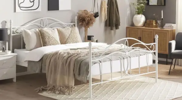 Sypialnia z metalowym łóżkiem w stylu boho. Inspiracje dla Twojego wnętrza.