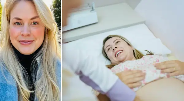 Kvinna på en brits för hinnsvepning hemma, med en annan person som utför proceduren.
