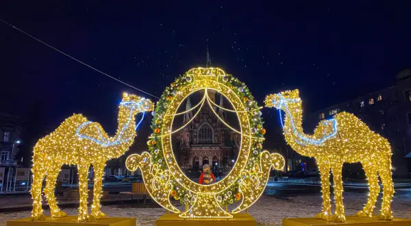 Święta w Krakowie: świetlne wielbłądy i ozdobna brama z widokiem na kościół. Magiczna noc.