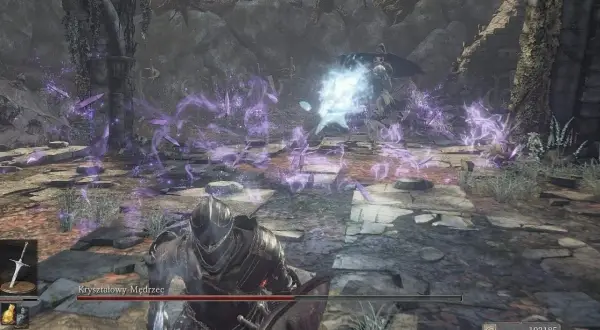 Gracz w zbroi walczy z Kryształowym Mędrcem, który rzuca fioletowe zaklęcia. To kluczowy moment w dark souls solucja.
