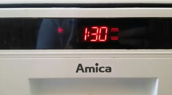 Zmywarka Amica. Na wyświetlaczu świeci symbol gwiazdki i czas 1:30.