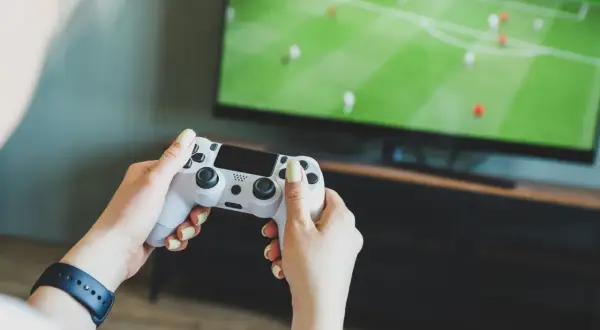 Jak bez problemu grać we FIFA na PS5 na dwóch padach? Szybki poradnik