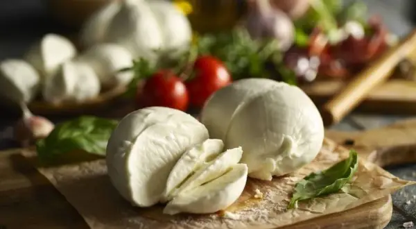 Czy mozzarella w zalewie nadaje się do pizzy? Uniknij wodnistego ciasta
