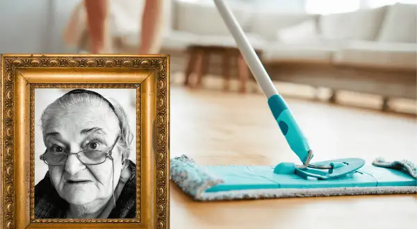 Portrait d'une grand-mère souriante à côté d'une serpillère, rappelant une astuce de grand-mère pour nettoyer un parquet.