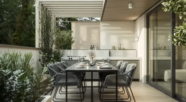 Moderne terrasse gestalten mit Essbereich und Außenküche, umgeben von üppigem Grün. Perfekt für entspannte Abende.