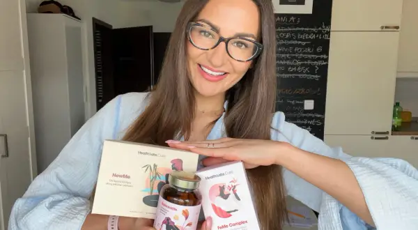 Kobieta z okularami prezentuje suplementy Health Labs Care, które pomagają w walce z niską ferrytyną i poprawiają kondycję skóry.