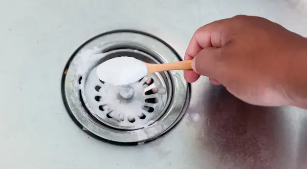Maintenant, je vais vous montrer comment déboucher évier eau chaude avec du bicarbonate de soude.
