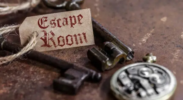 Stare klucze i zegarek kieszonkowy, zapowiedź najlepszego escape roomu w Polsce.