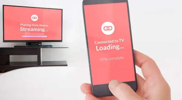 Smartfon i telewizor pokazują proces ładowania, niemal gotowe do mirroring.