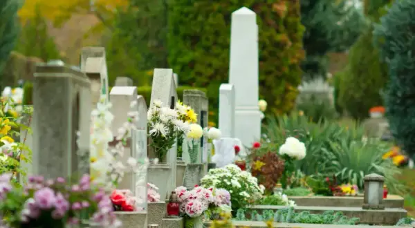 Ile kosztuje przedłużenie miejsca na cmentarzu? Sprawdź ceny i opłaty