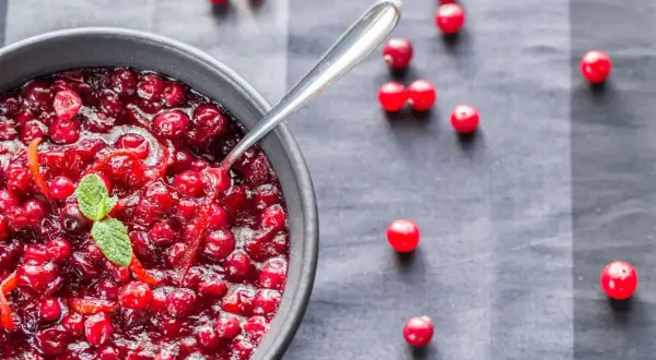 Pyszna konfitura z żurawiny przepis. Aromatyczna, domowa żurawina z pomarańczą i miętą. Idealna do mięs i deserów.