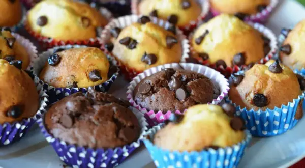 Jak piec muffinki w papierowych foremkach bez błędów i przywierania